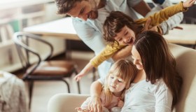 In Italia è allarme nascite. Ma il nostro non è un Paese per famiglie