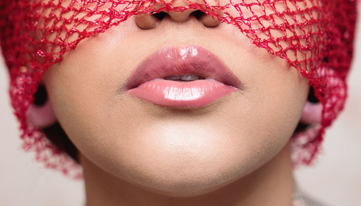 primo piano di labbra con lucidalabbra rosa