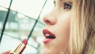 Come applicare il rossetto in base al finish: trucchi e consigli