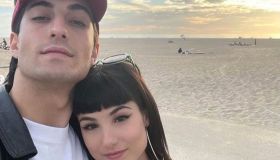 Damiano e Giorgia Soleri, il look di coppia è anni Settanta. Con bacio appassionato