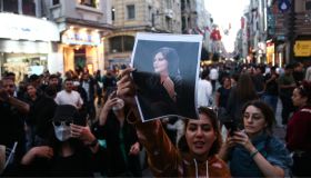 Tagliano i capelli e bruciano il velo: la protesta delle donne iraniane non si ferma