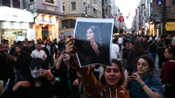 Tagliano i capelli e bruciano il velo: la protesta delle donne iraniane non si ferma