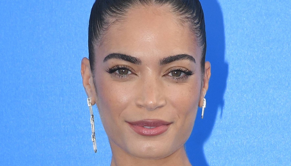 Elodie come un cigno bianco alla presentazione di Paramount +: abito a rete e chignon