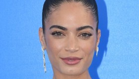 Elodie come un cigno bianco alla presentazione di Paramount +: abito a rete e chignon