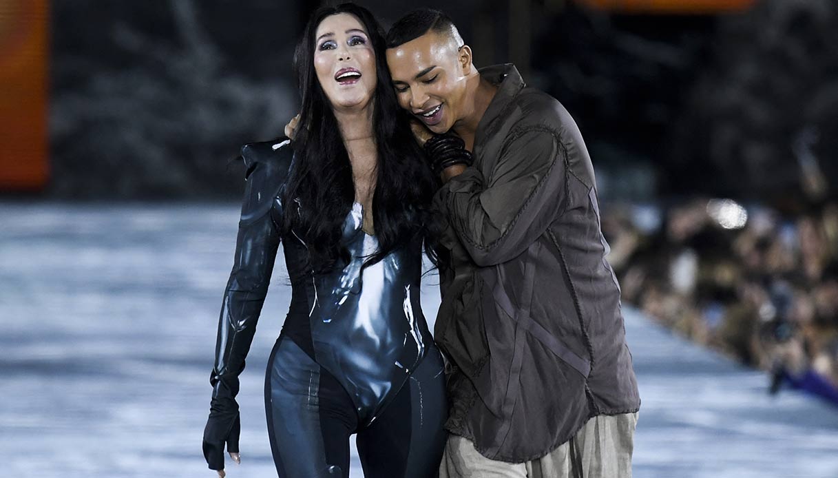 Cher con Olivier Rousteing alla sfilata Balmain durante la Paris Fashion Week