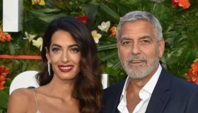 Amal in slip dress seduce George Clooney. E c’è anche Julia Roberts