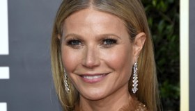 Gwyneth Paltrow compie 50 anni e si prepara alla festa in bikini