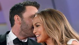 Lopez e Affleck di nuovo “in bianco” a Malibù: la luna di miele continua