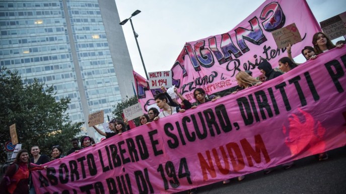 Non una di meno: migliaia di donne nelle piazze italiane per l’aborto libero e sicuro