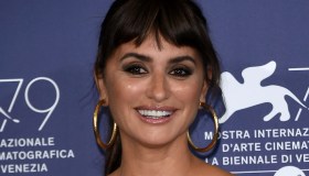 Venezia 79, Penelope Cruz in versione gipsy con l’abito di pizzo (e borsa crochet)