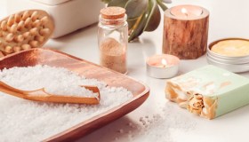 Sale marino per la pelle: benefici e prodotti da usare anche in inverno per una pelle bellissima