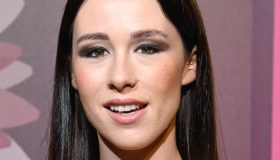 “Ovvio che sono incinta”: Aurora cede (con ironia) e ammette la gravidanza