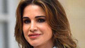 Rania di Giordania splendida in azzurro: l’abito da 2.200 euro è un vero sogno