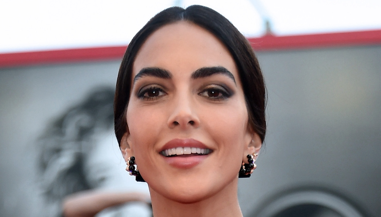 Venezia 79, Rocio Munoz Morales sceglie la maxi gonna. E lo spacco è super sensuale