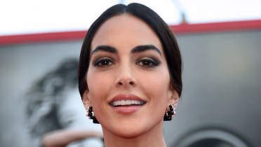 Giulia Salemi sfila a Venezia 79 con le piume e il maxi spacco