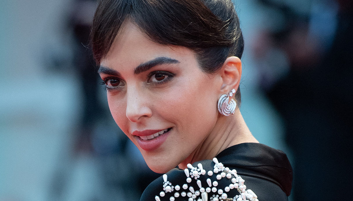 Venezia 79, Rocio osa (finalmente) con lo spacco: il red carpet è suo