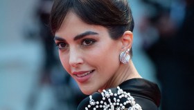Venezia 79, Rocio osa (finalmente) con lo spacco: il red carpet è suo