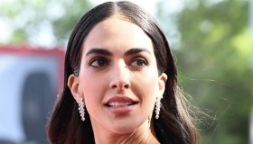 Venezia 79, l’abito charleston di Rocio Munoz Morales illumina il red carpet