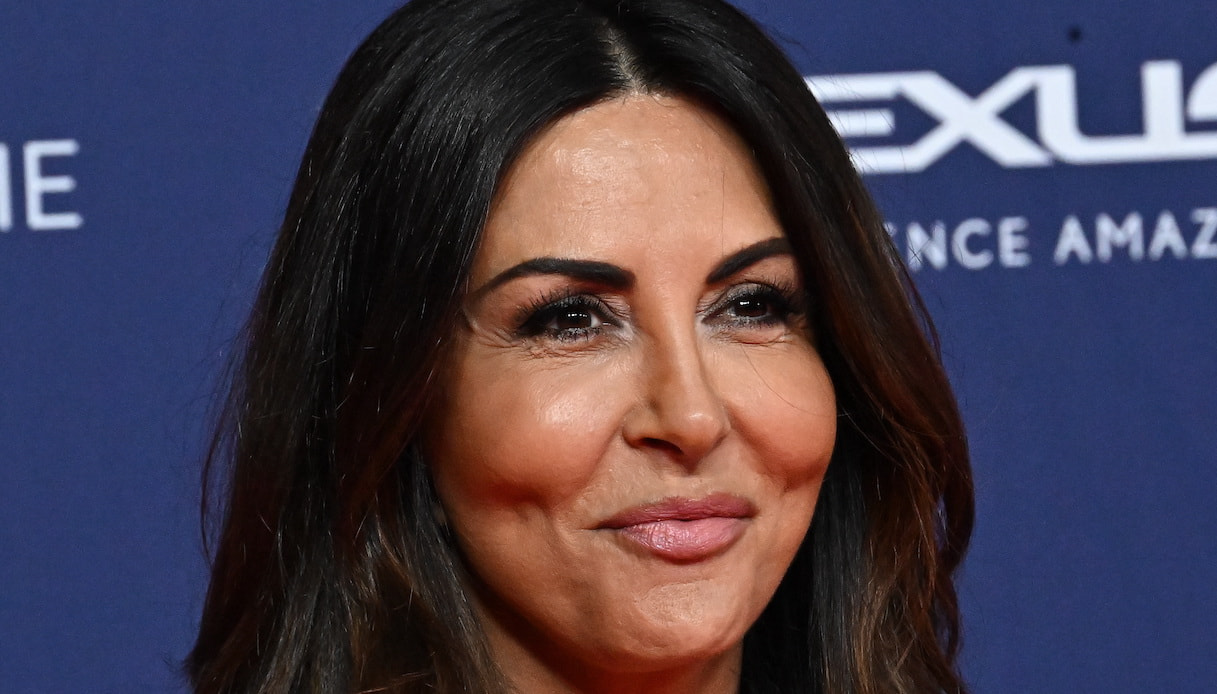 “Tu Si Que Vales”, Belen parte col botto. Sabrina Ferilli osa con l’abito oro e il maxi spacco