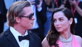 Venezia 79, Ana De Armas in rosa ricorda Marilyn. Brad Pitt divo in nero
