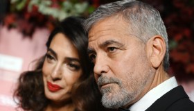 George Clooney sceglie la più bella: divina in oro, pietre preziose e piedi nudi