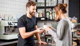 Sono sposata, e quel flirt con un ragazzo più giovane mi fa sentire viva