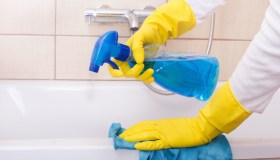 Calcare sulla vasca, aceto bianco e gli altri trucchi per eliminarlo completamente