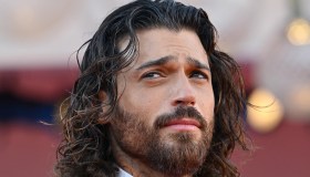 Can Yaman sfida i pregiudizi: “Se non fossi stato bello avrei avuto più successo”