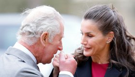 Re Carlo acclamato dalla folla. Il messaggio speciale di Letizia di Spagna