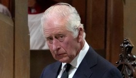 Carlo e Camilla acclamati a Cardiff, ma è caos a Londra. Primo disastro del Re