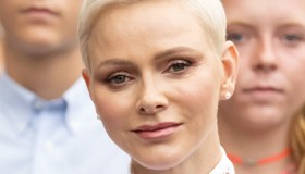 Charlene di Monaco con l’abito da 3.090 euro: li riconquista e non li abbandona più