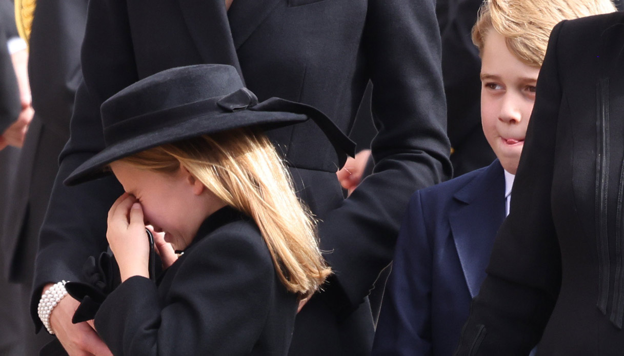 La reina Isabel, hija de Kate Middleton, rompe a llorar