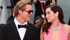 Venezia 2022, arriva Brad: in sneaker e occhiali (con Ana) ci fa sognare