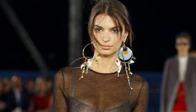 Emily Ratajkowski sfila per  Tory Burch alla New York Fashion Week