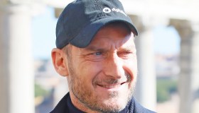 Totti, primo compleanno lontano da Ilary: “Il bacio con Noemi davanti ai figli e agli invitati”