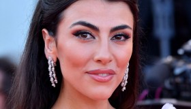 Venezia 79, Giulia Salemi radiosa tra piume e colori pastello