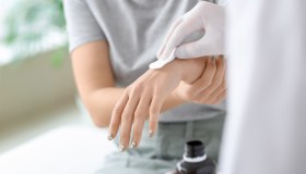 Cura delle ferite post-operatorie: perché è importante prevenire le infezioni