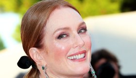 Festival di Venezia, Julianne Moore: body e gonna trasparente a 62 anni