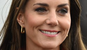 Kate Middleton, lutto finito: il cappotto rosso è una favola e nasconde un dolce segreto