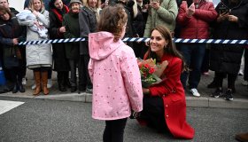 Kate Middleton: selfie, sorrisi e facce buffe. In Galles tutti la adorano