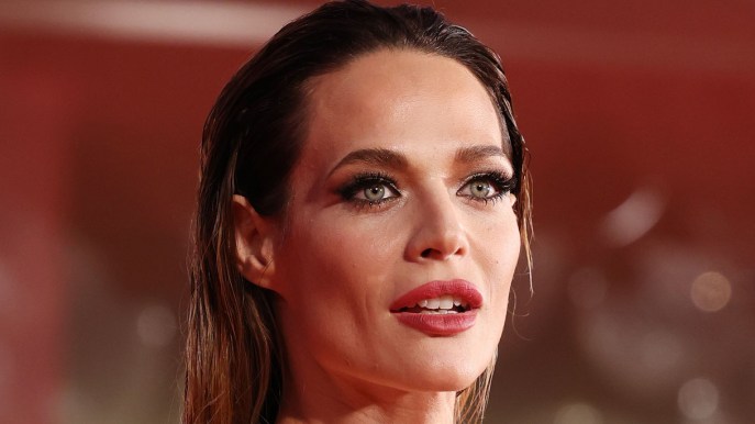 Festival di Venezia, Laura Chiatti come Angelina Jolie: abito bustier trasparente