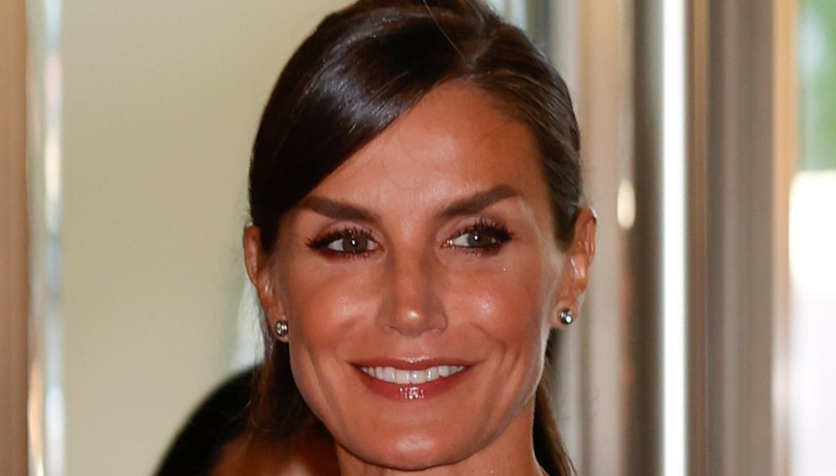 Letizia di Spagna colta di sorpresa da Felipe. Ma il mini abito aderente la tradisce