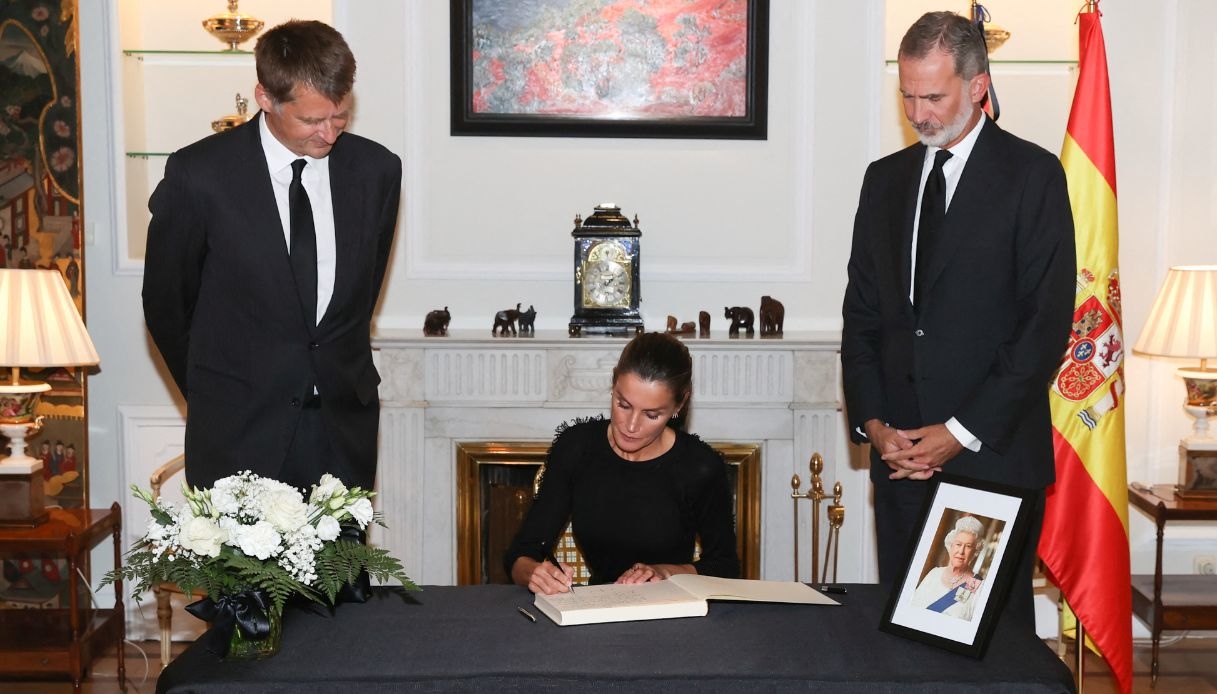 Letizia di Spagna firma le sue condoglianze a Elisabetta II