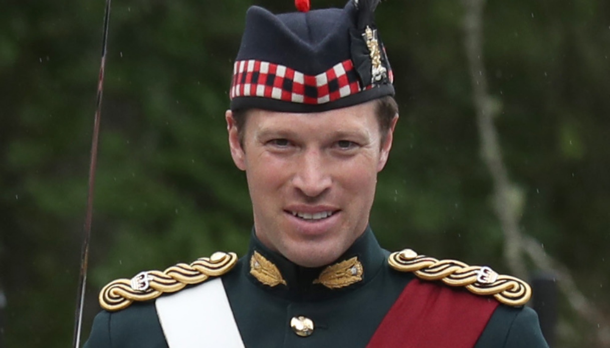 Jonathan Thompson, il valletto di Carlo III è già un sex symbol