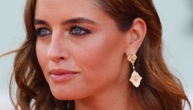 Venezia 79, Matilde Gioli perfetta sul red carpet con l’abito cipria e paillettes