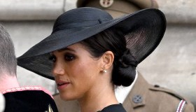 Meghan Markle lasciata sola ai funerali da Harry. Kate Middleton regale