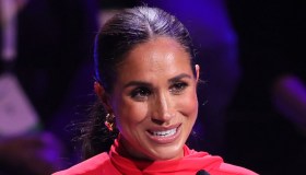 Meghan Markle in rosso sbaglia ancora. E Harry è in ansia