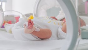 incubadora de recién nacidos