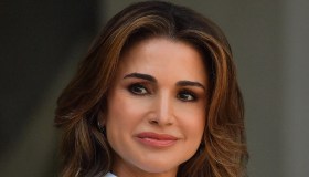 Rania di Giordania conquista New York, dalla camicia bustier alla longuette aderente