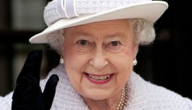 Folla per la Regina a Londra. Harry e Meghan a Buckingham Palace